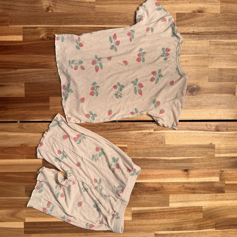 Beezizze Kids Strawberry Bamboo Viscose Ribbed‎ Pajama Set Tan Red Size 6